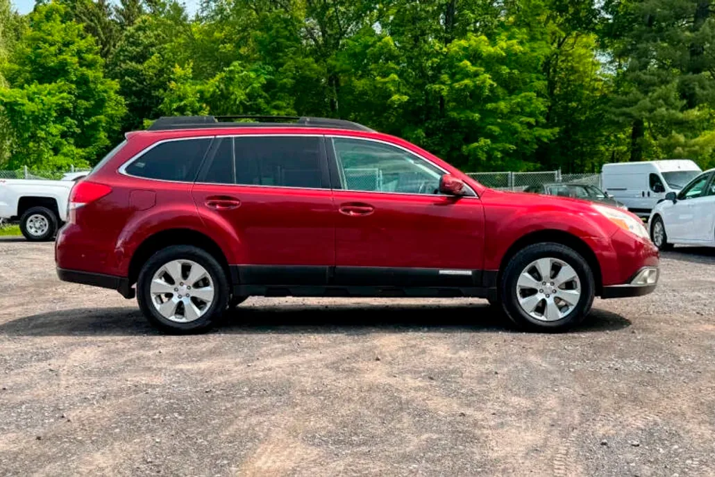 2011 Subaru Outback 2.5i Limited photo 1