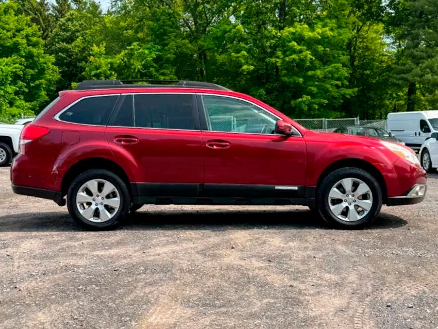 2011 Subaru Outback 2.5i Limited photo 1