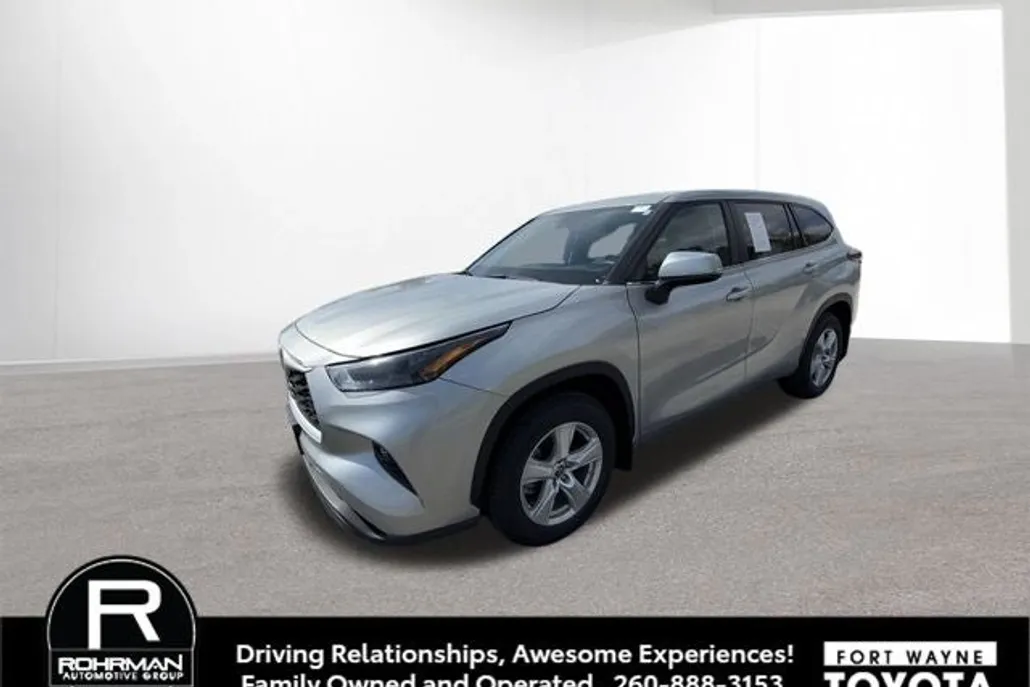 2024 Toyota Highlander LE photo 1