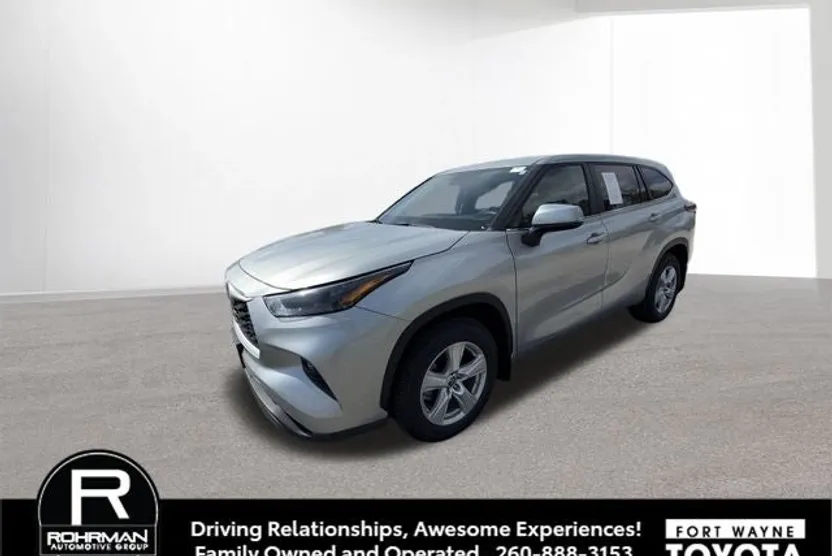 2024 Toyota Highlander LE photo 1