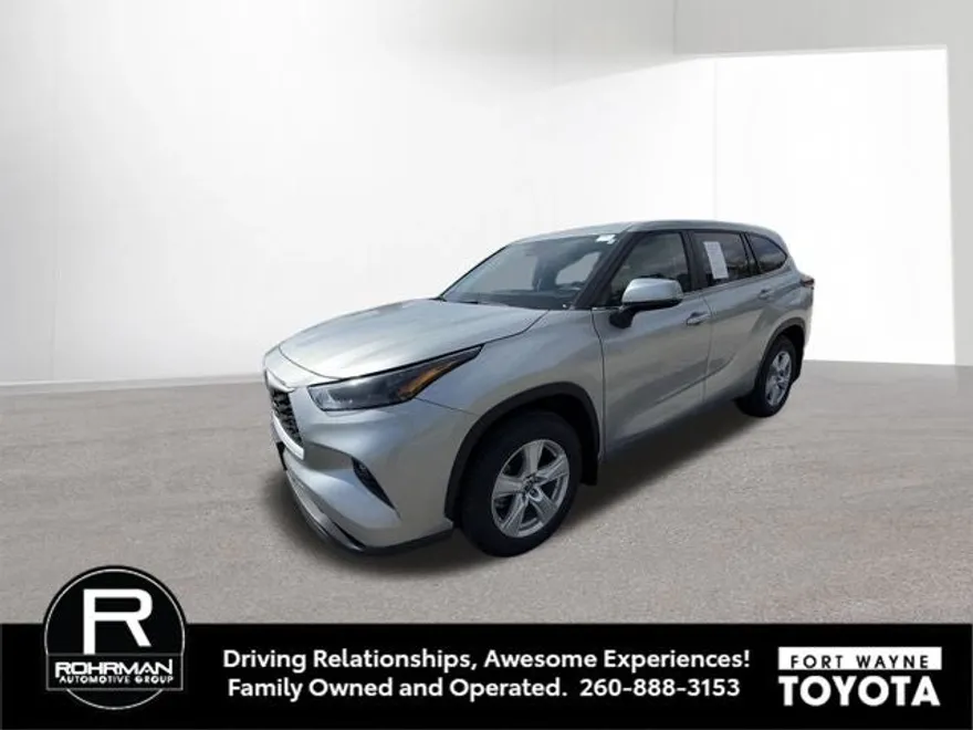 2024 Toyota Highlander LE photo 1