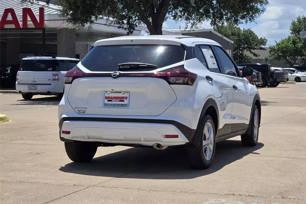 2025 Nissan Kicks Play S photo 1