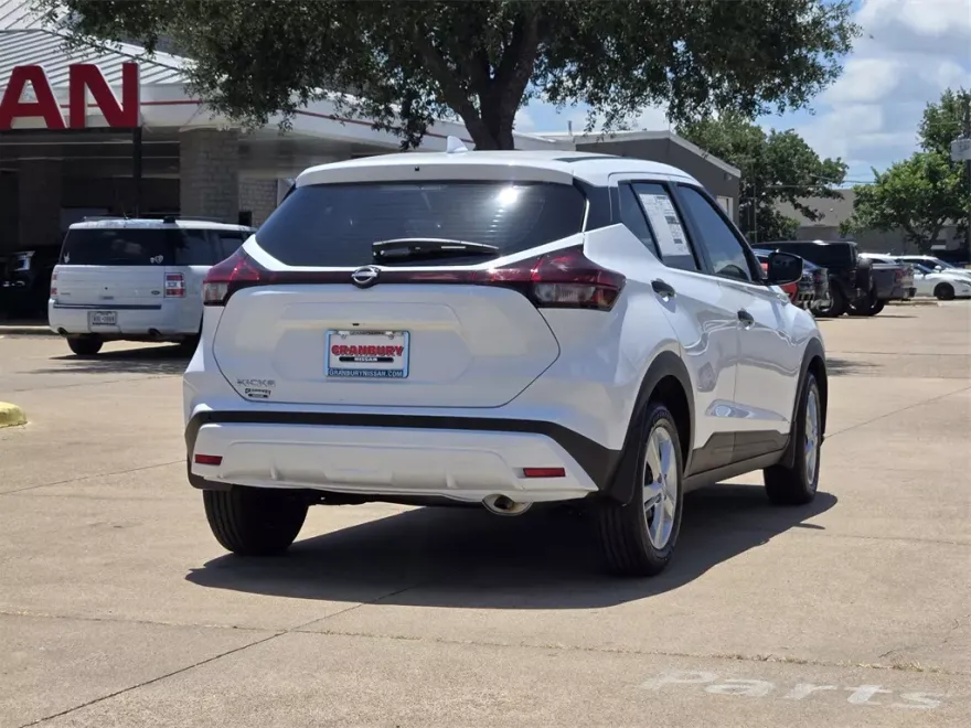 2025 Nissan Kicks Play S photo 1