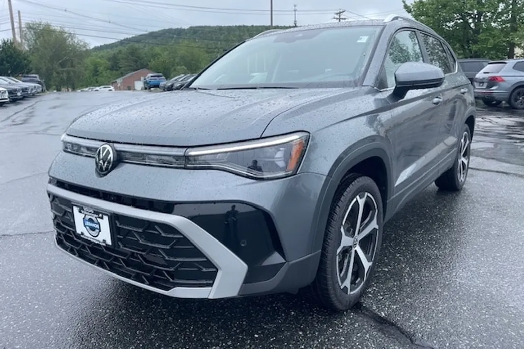 2025 Volkswagen Taos SEL photo 1