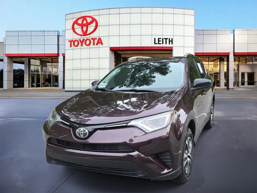 2018 Toyota RAV4 LE photo 1