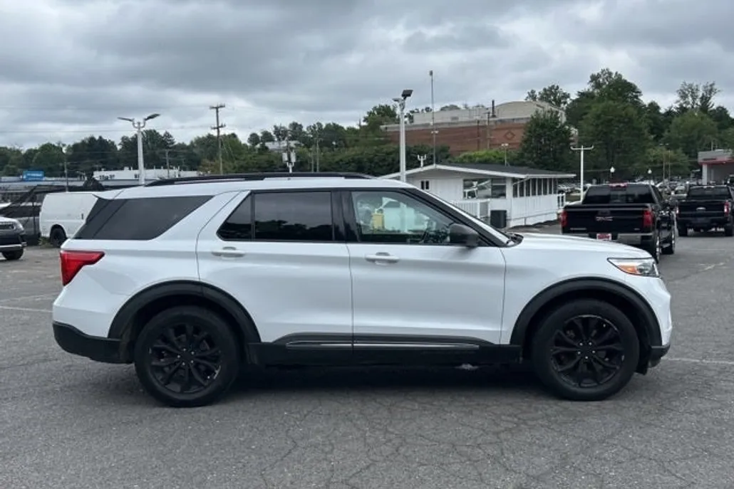 2021 Ford Explorer XLT photo 1