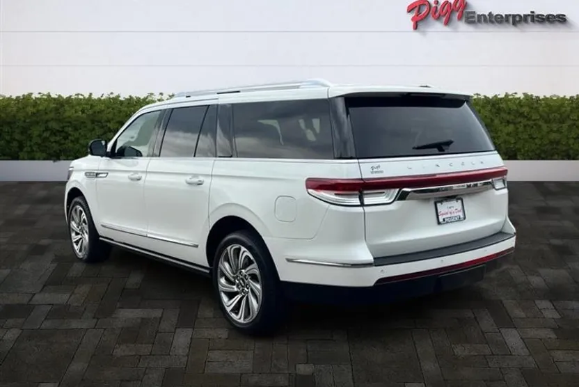 2022 Lincoln Navigator L Reserve photo 1
