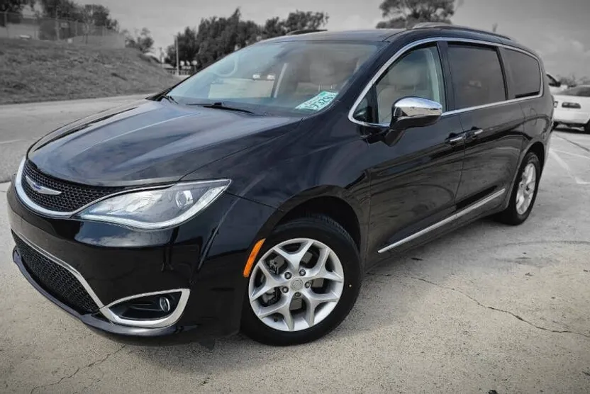 2020 Chrysler Pacifica Limited photo 1