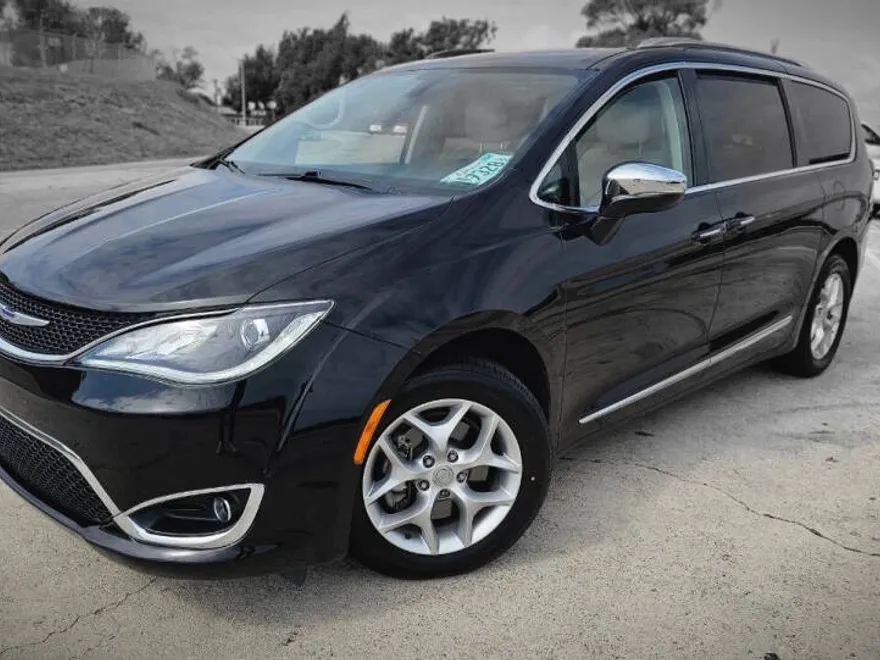 2020 Chrysler Pacifica Limited photo 1
