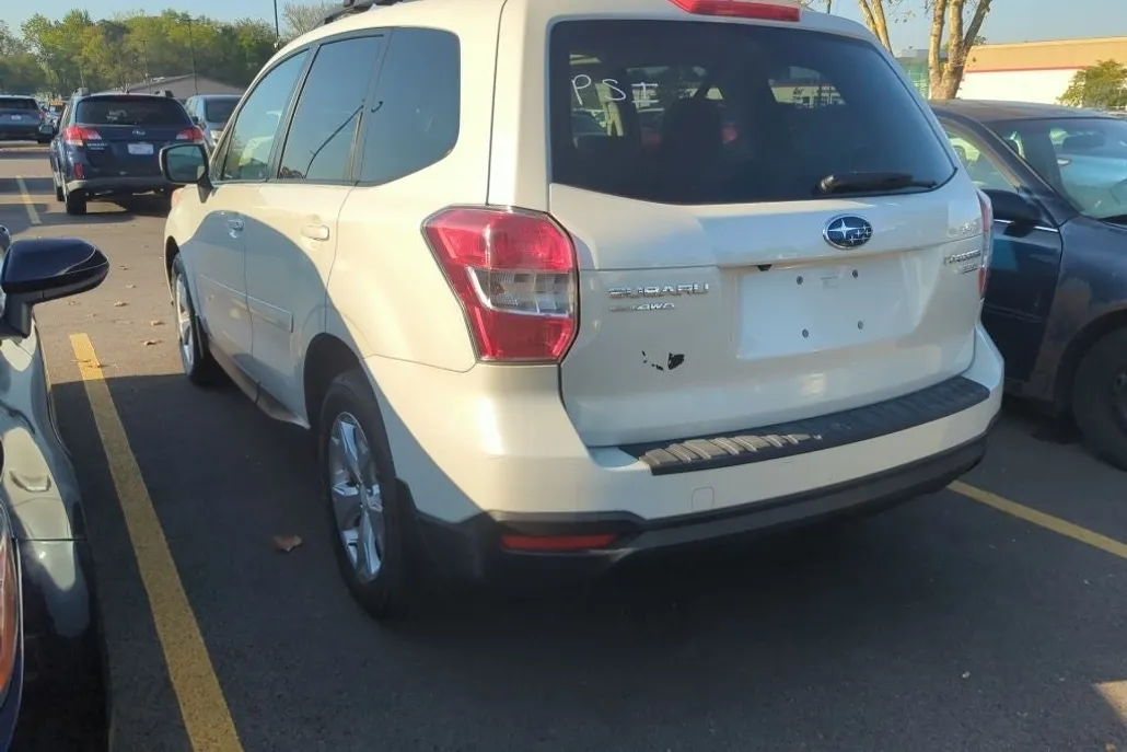 2015 Subaru Forester 2.5i Premium photo 1