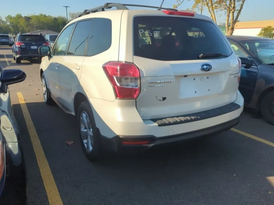 2015 Subaru Forester 2.5i Premium photo 1