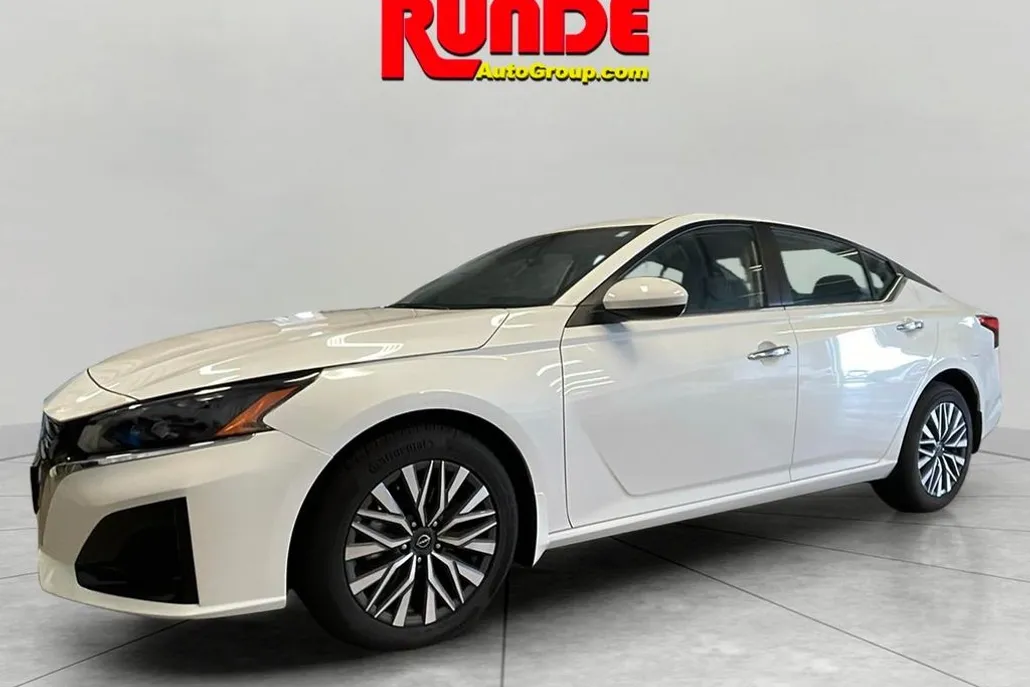 2024 Nissan Altima 2.5 SV photo 1