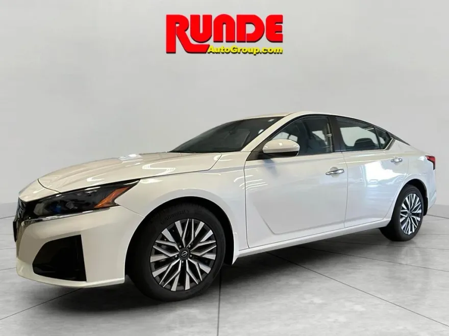 2024 Nissan Altima 2.5 SV photo 1