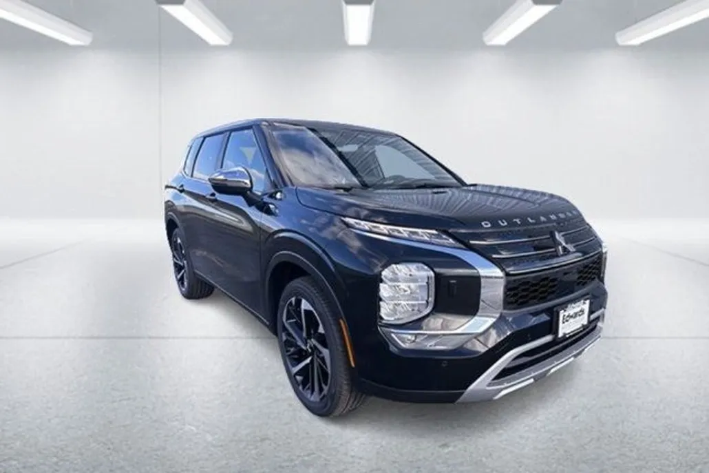 2024 Mitsubishi Outlander photo 1