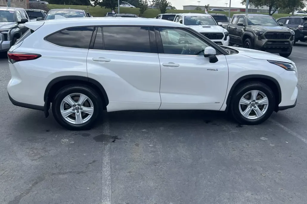 2021 Toyota Highlander Hybrid LE photo 1