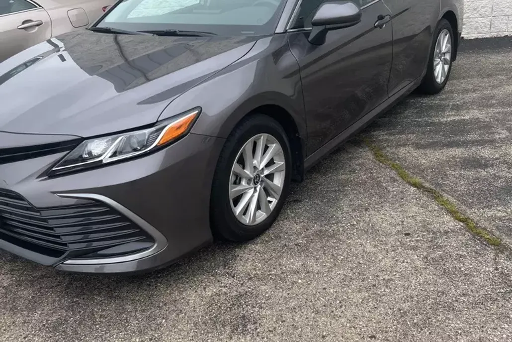 2022 Toyota Camry LE photo 1