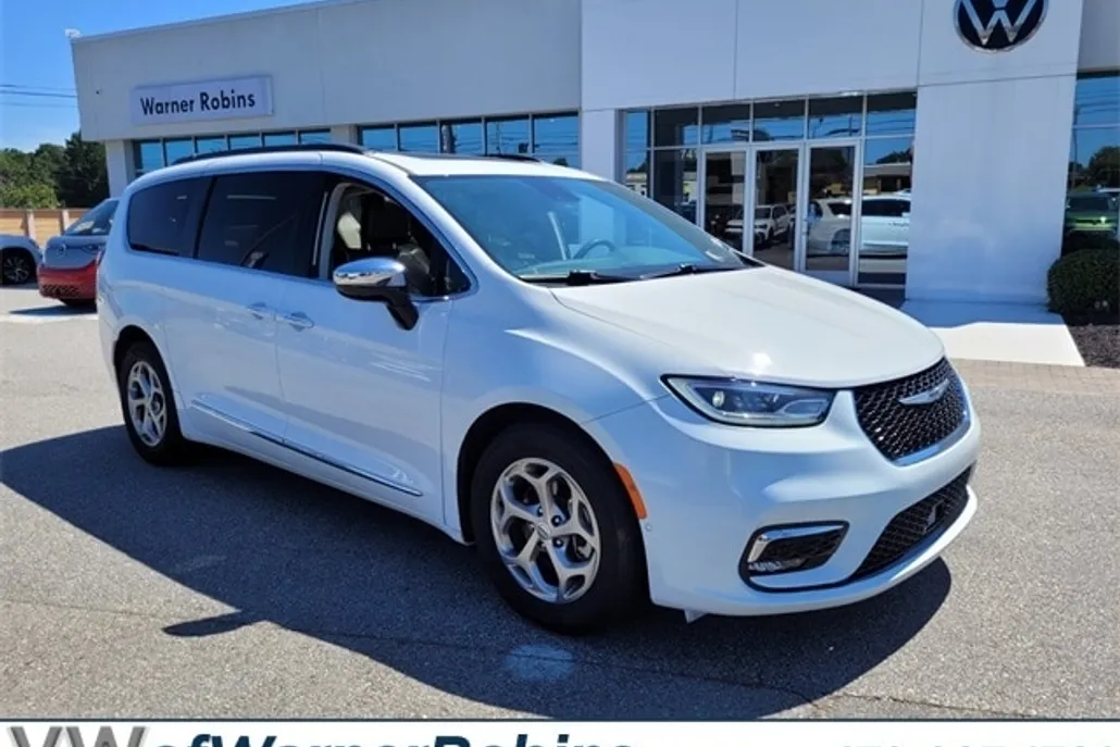 2023 Chrysler Pacifica Limited photo 1