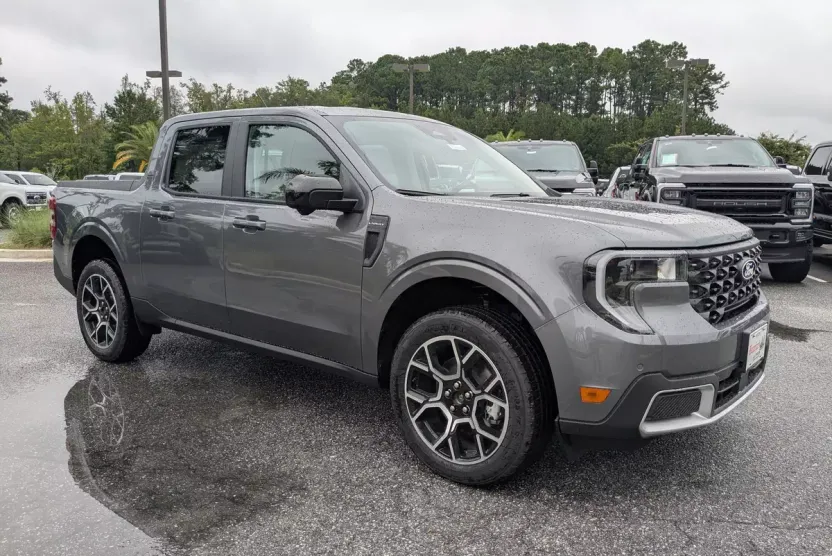 2025 Ford Maverick Lariat photo 1