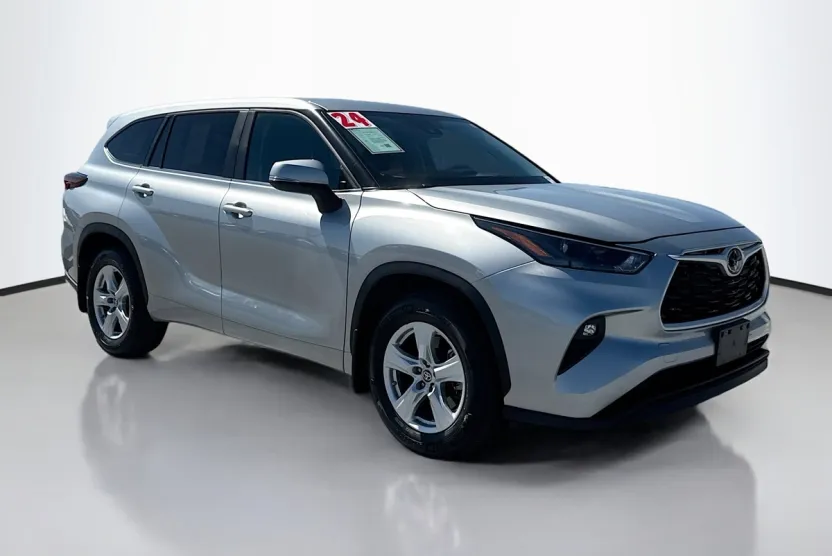 2024 Toyota Highlander LE photo 1