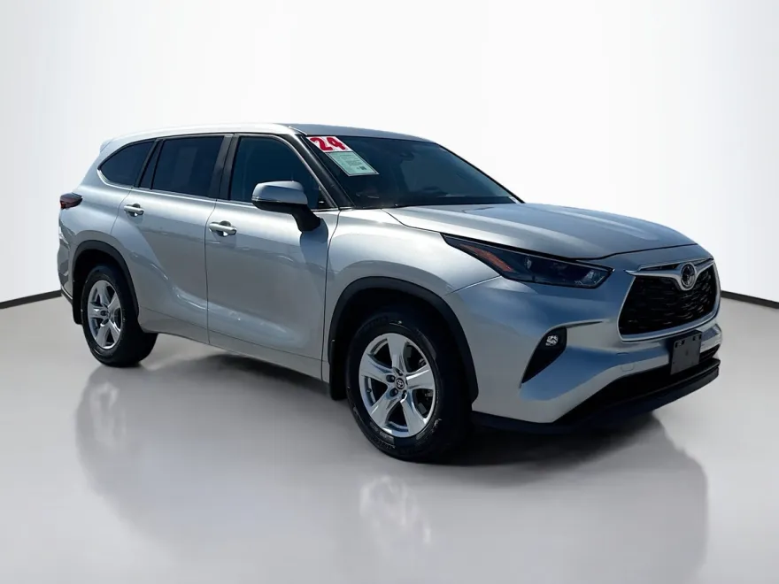 2024 Toyota Highlander LE photo 1