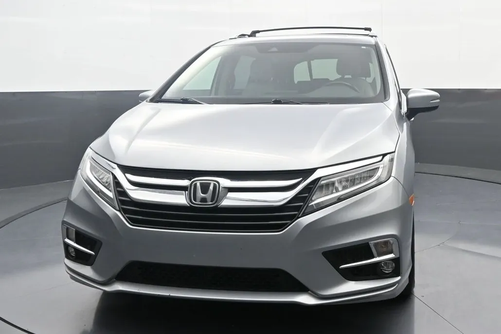 2018 Honda Odyssey Touring photo 1