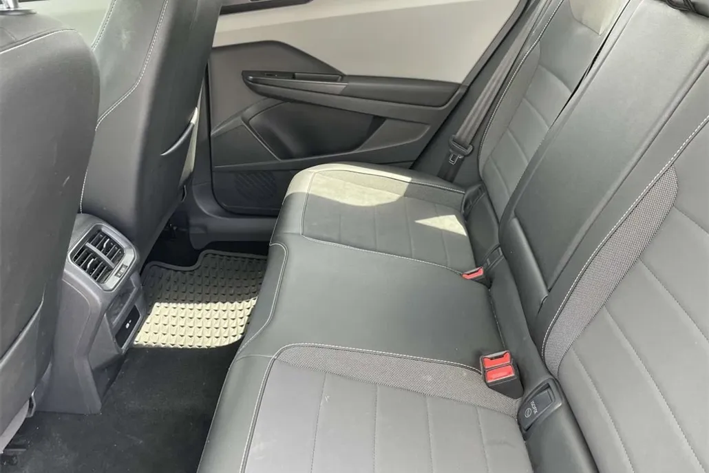 2023 Volkswagen Taos SE photo 1