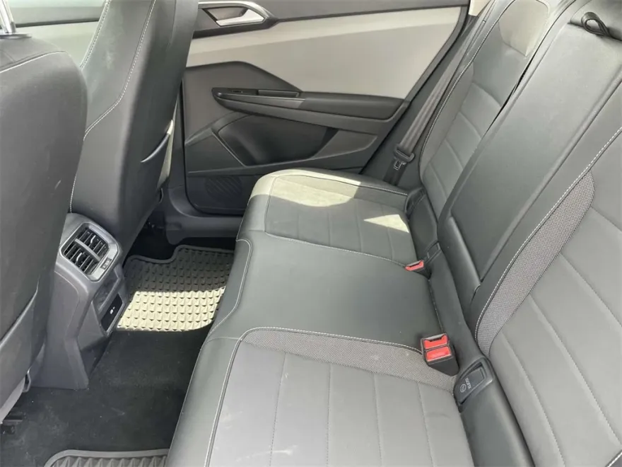 2023 Volkswagen Taos SE photo 1