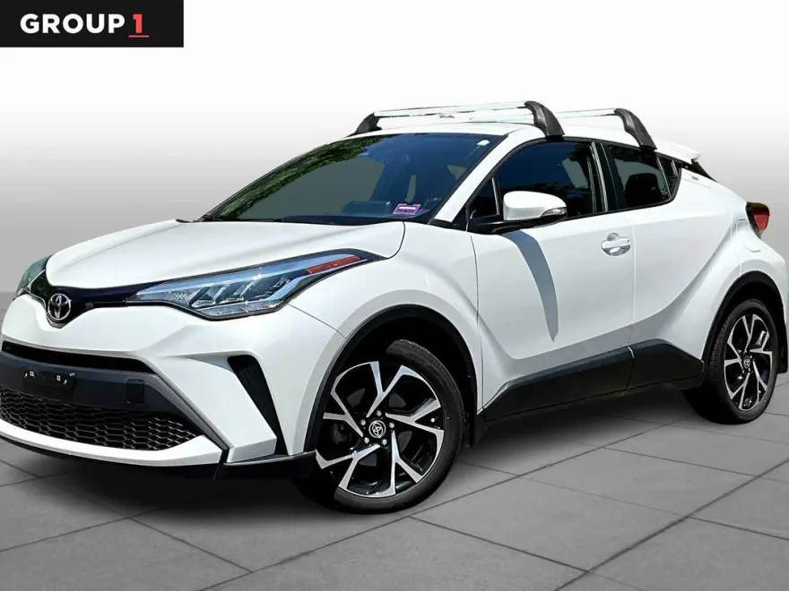 2022 Toyota C-HR XLE photo 1