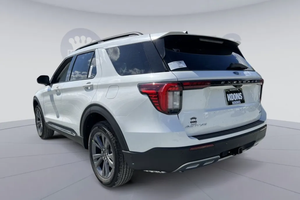 2025 Ford Explorer photo 1