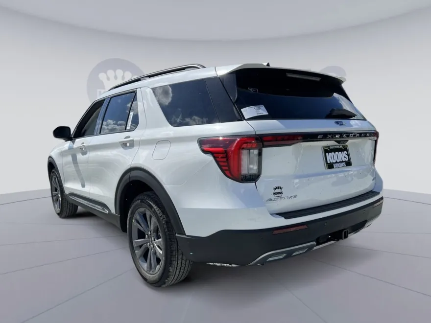 2025 Ford Explorer photo 1