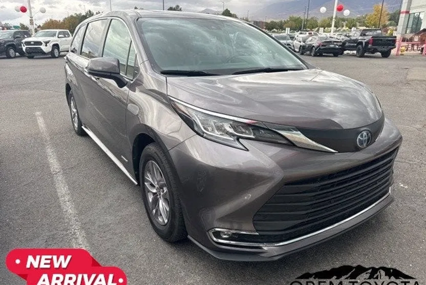 2021 Toyota Sienna XLE photo 1