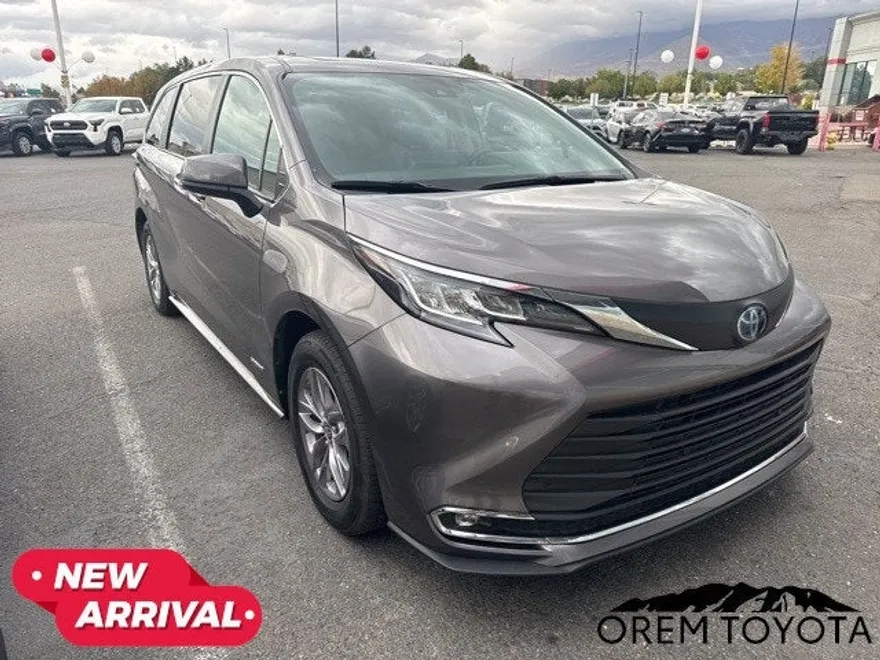 2021 Toyota Sienna XLE photo 1