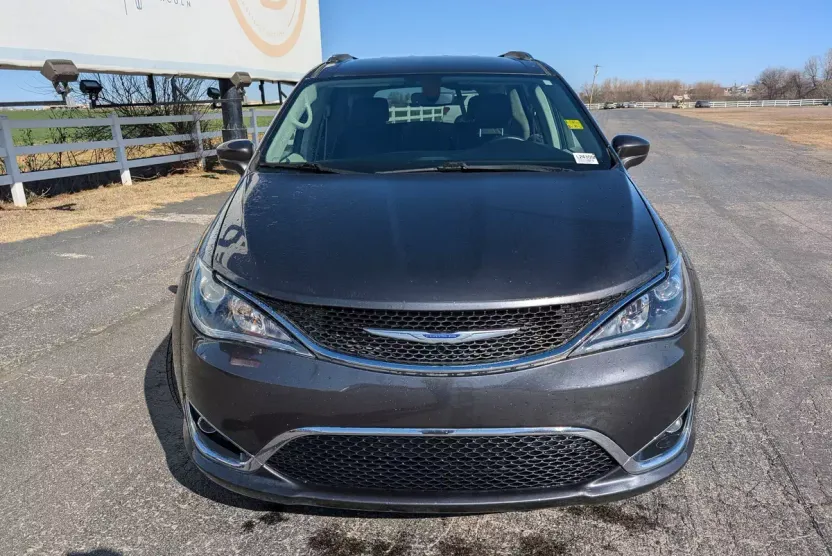 2020 Chrysler Pacifica Touring L photo 1
