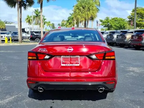 2025 Nissan Altima SR photo 4