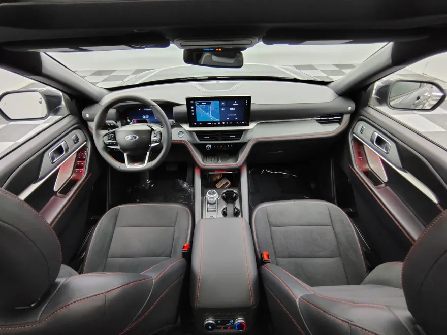 2025 Ford Explorer ST photo 1
