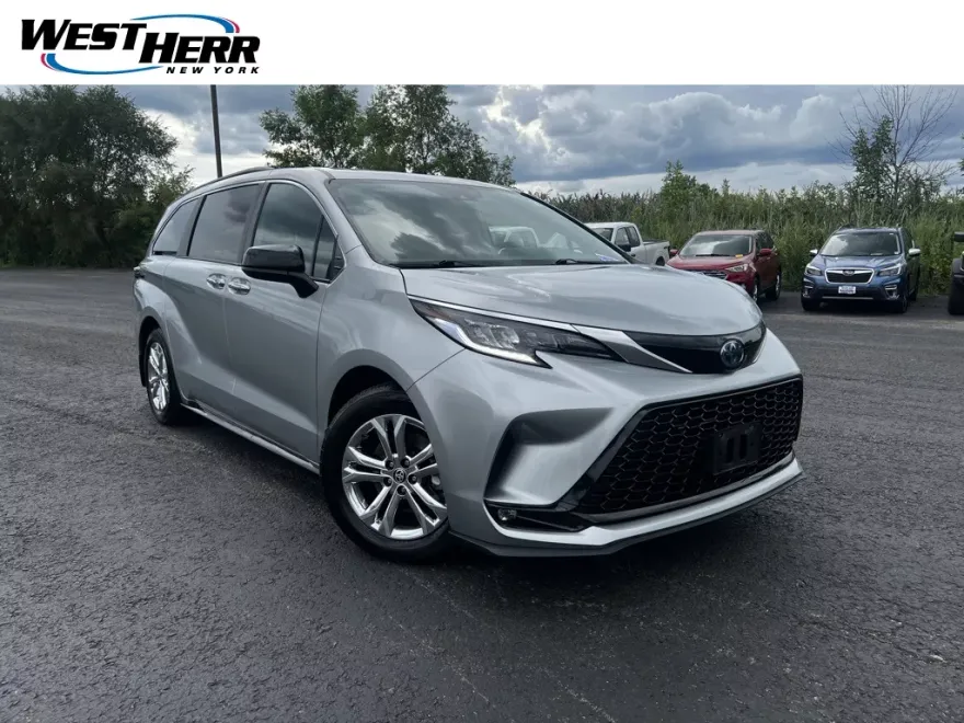 2022 Toyota Sienna XSE photo 1