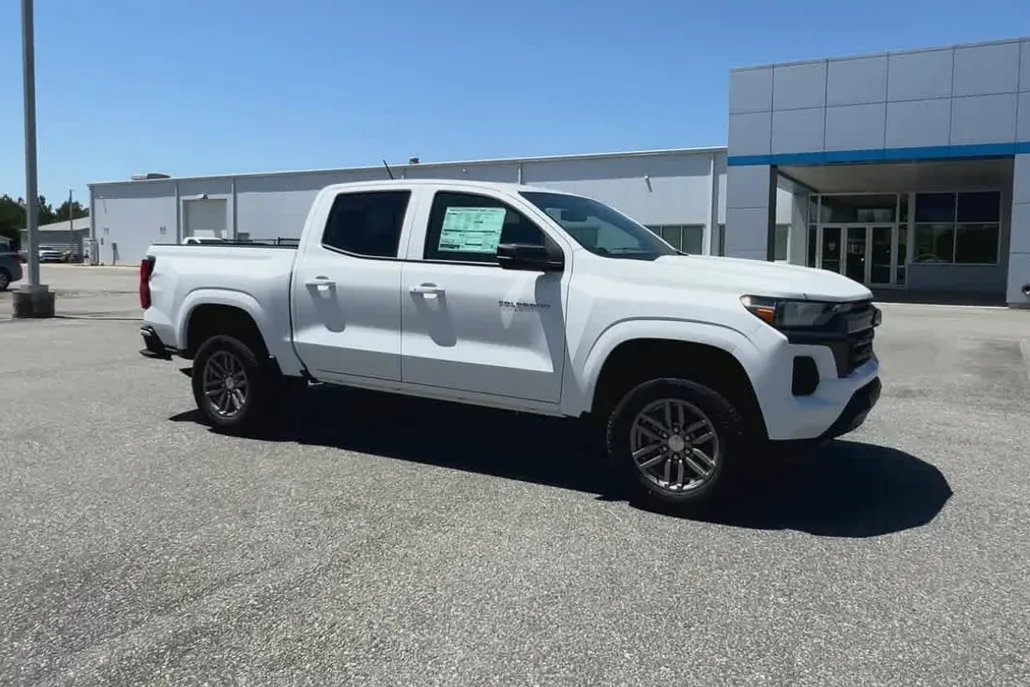 2025 Chevrolet Colorado Work Truck LT photo 1