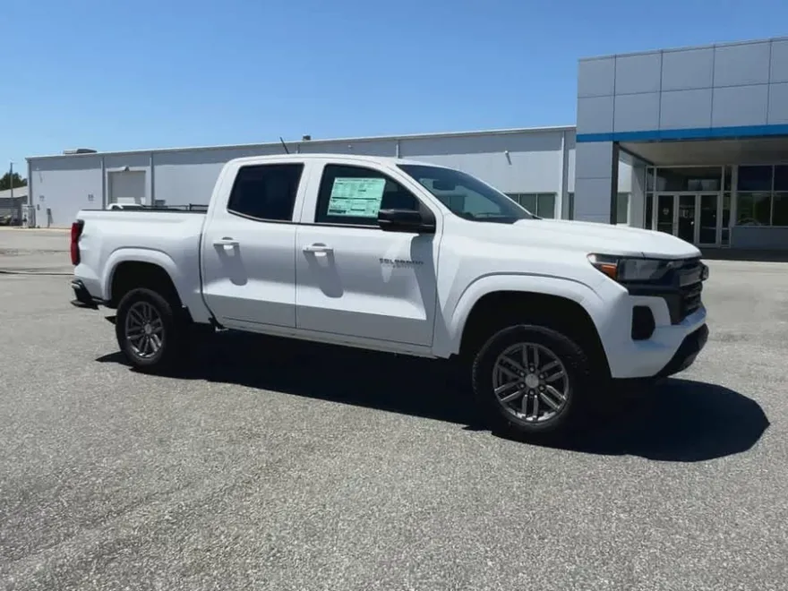 2025 Chevrolet Colorado Work Truck LT photo 1