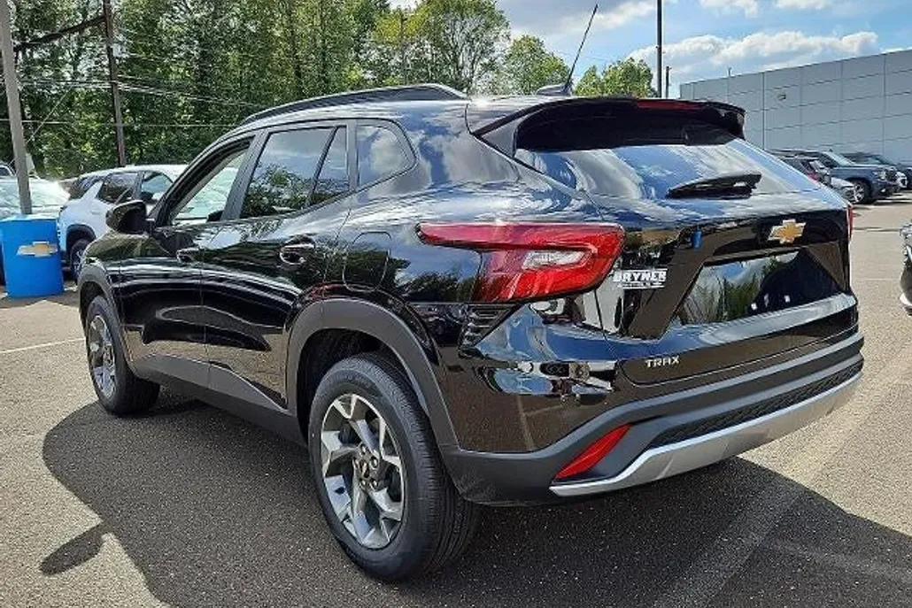 2025 Chevrolet Trax LT photo 1