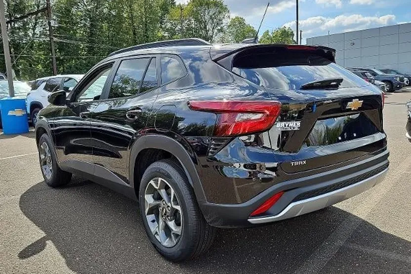 2025 Chevrolet Trax LT photo 1