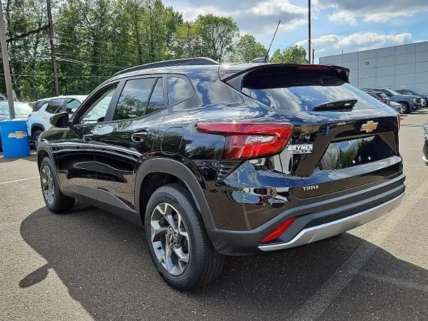2025 Chevrolet Trax LT photo 1