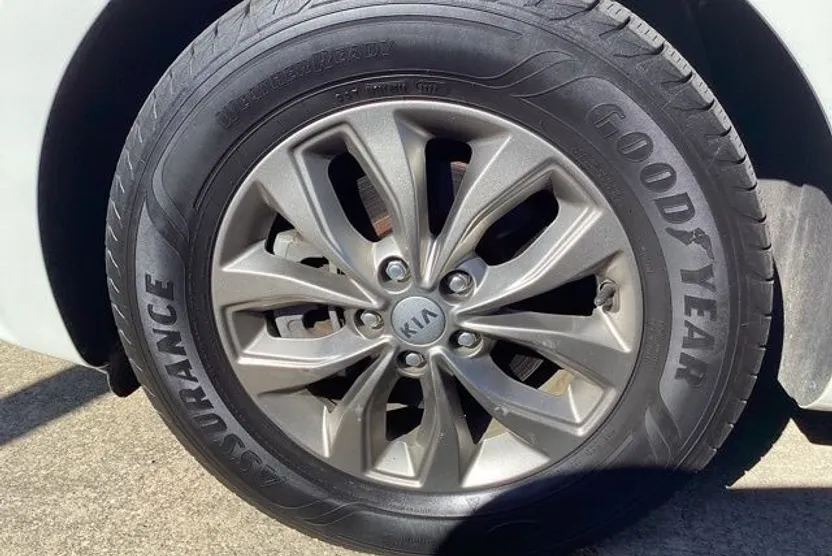 2020 Kia Sedona LX photo 1
