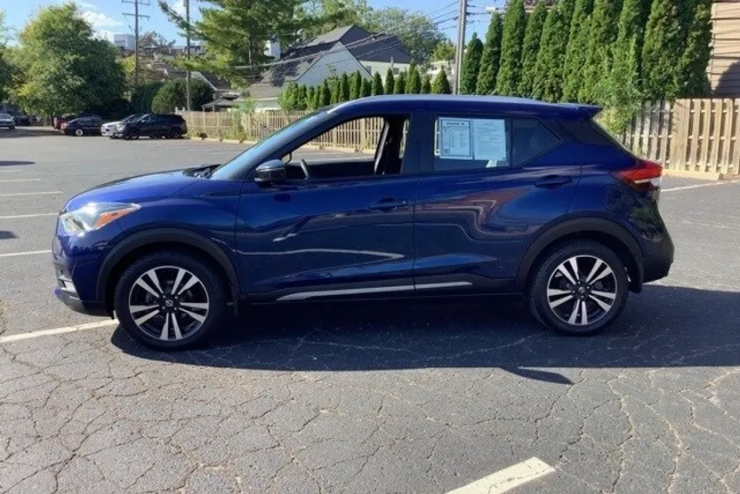 2019 Nissan Kicks SR photo 1