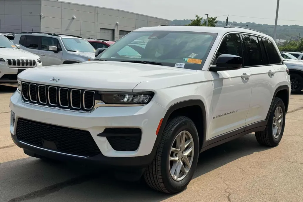 2024 Jeep Grand Cherokee Laredo photo 1