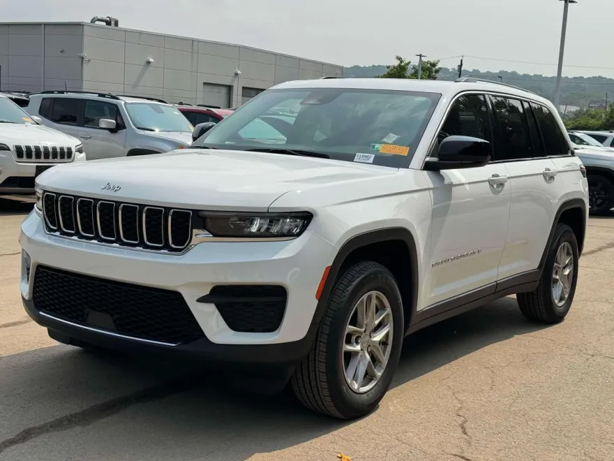 2024 Jeep Grand Cherokee Laredo photo 1