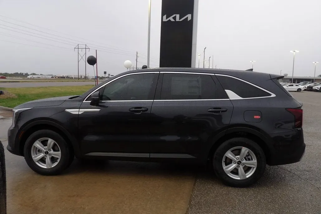 2025 Kia Sorento LX photo 1