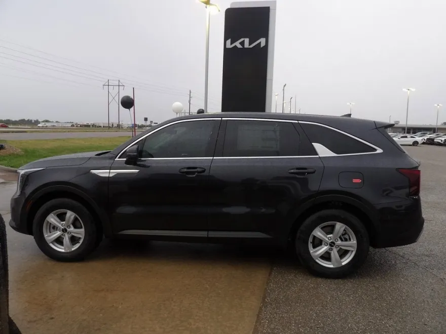 2025 Kia Sorento LX photo 1