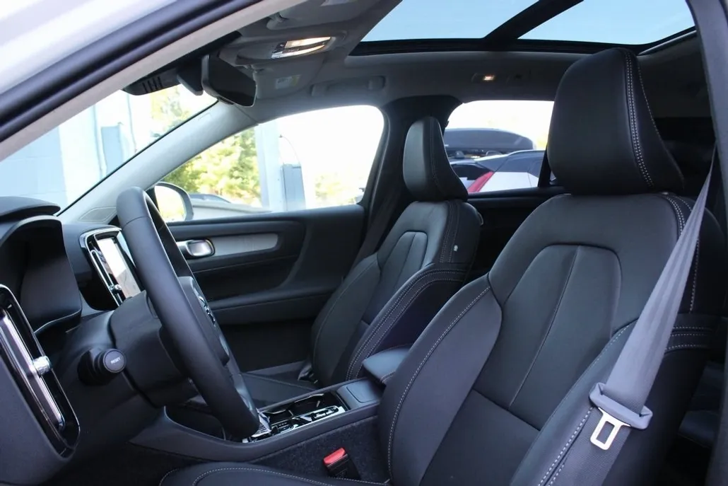 2026 Volvo XC40 Plus photo 1