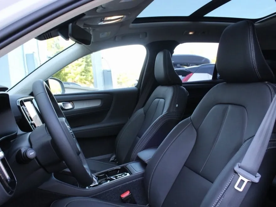 2026 Volvo XC40 Plus photo 1
