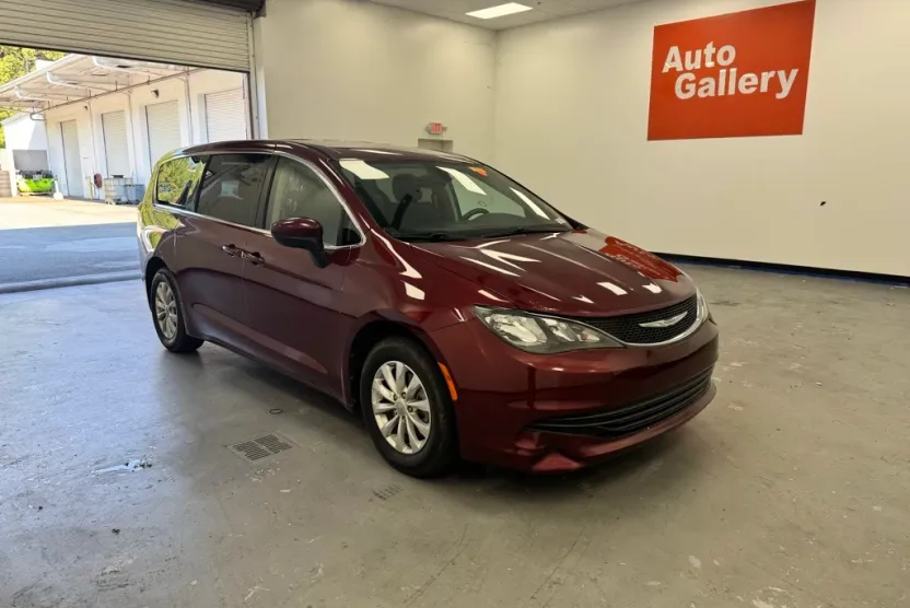 2017 Chrysler Pacifica Touring photo 1